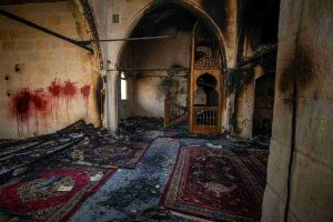 Fiamme e tensioni: coloni attaccano moschea in Cisgiordania e minacciano l'Idf