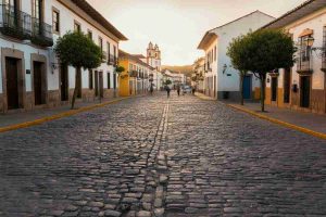 Firenze sotto shock: due sospetti identificati dopo la violenza in piazza