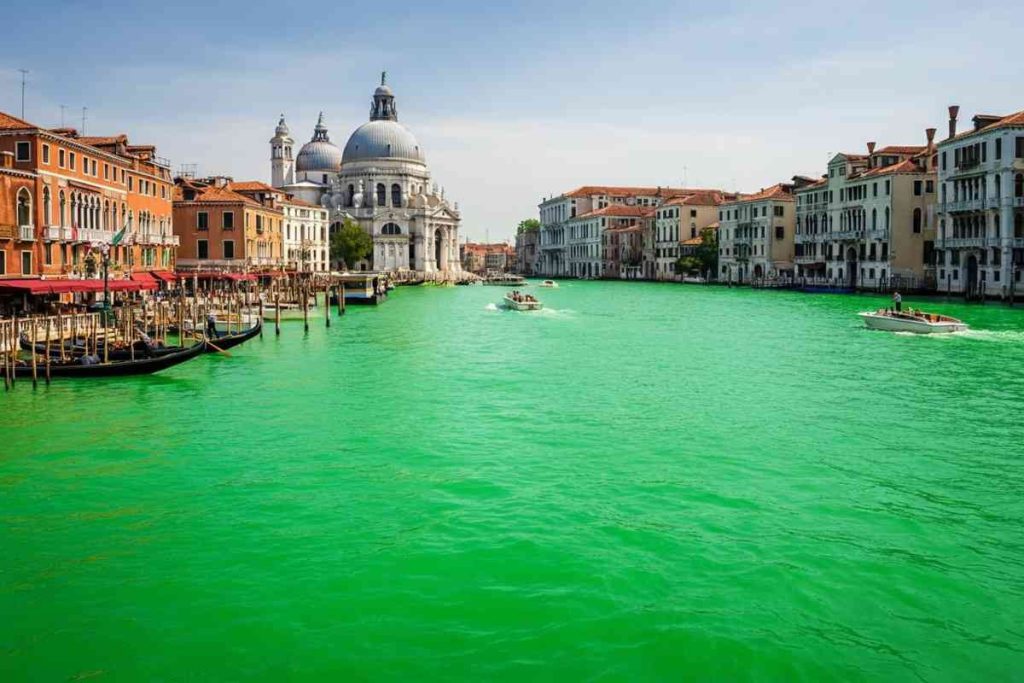 Il Canal Grande di Venezia si tinge di verde: un mistero da svelare
