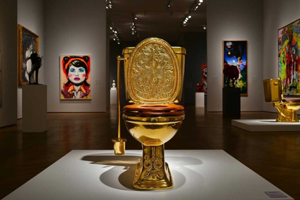 Il museo delle stranezze acquista il celebre wc d'oro di Cattelan