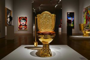 Il museo delle stranezze acquista il celebre wc d'oro di Cattelan