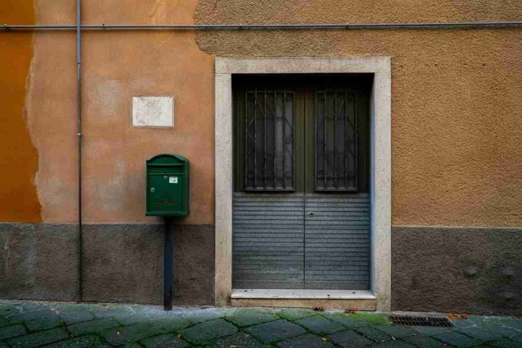 La sorprendente storia di una donna che si finge madre defunta per incassare la pensione
