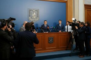 La strategia dei Dem: usare la mail di Epstein per colpire Trump