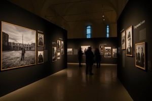 Mattarella rende omaggio a Falcone e Borsellino: la mostra dell'Ansa in primo piano