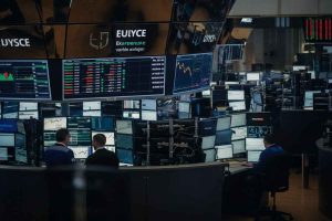 Milano in caduta libera: la Borsa perde il 2% insieme all'Europa