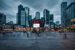 Milano in calo: Buzzi, Prysmian e Stm trascinano il mercato verso il basso