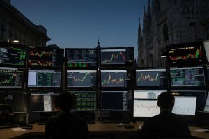 Milano in rosso all'apertura: il calo dello 0,21% dopo il distacco della cedola