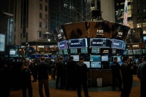 Milano in rosso: il calo dello 0,85% trascinato dallo stacco cedole