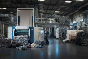 Plures lancia un innovativo impianto di riciclo tessile con intelligenza artificiale nel 2026