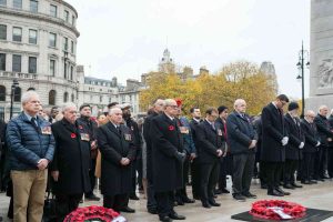 Re Carlo III guida un emozionante tributo ai soldati caduti
