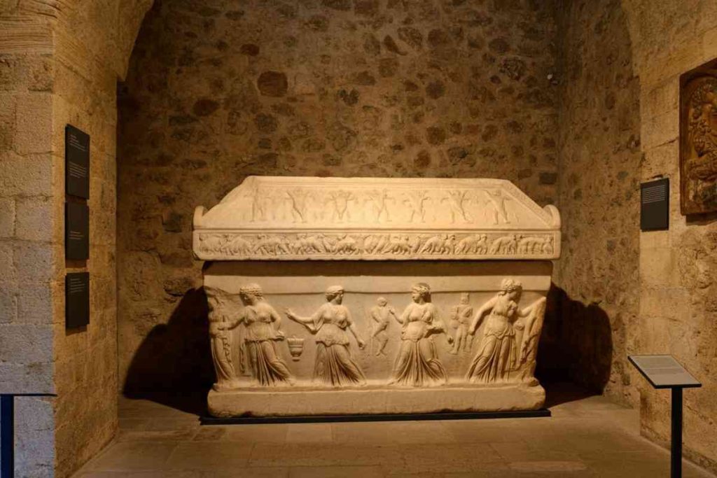 Scoperta straordinaria: il sarcofago di Crispina svela i suoi segreti a Capri