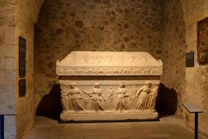 Scoperta straordinaria: il sarcofago di Crispina svela i suoi segreti a Capri