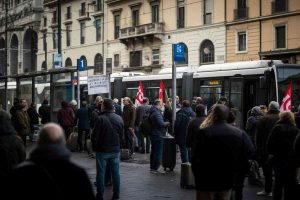 Trasporti pubblici in crisi: scioperi mettono a rischio i bus a Roma, Milano e Palermo