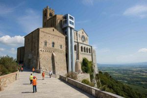 Un ascensore nella roccia: la Sacra di San Michele diventa accessibile a tutti
